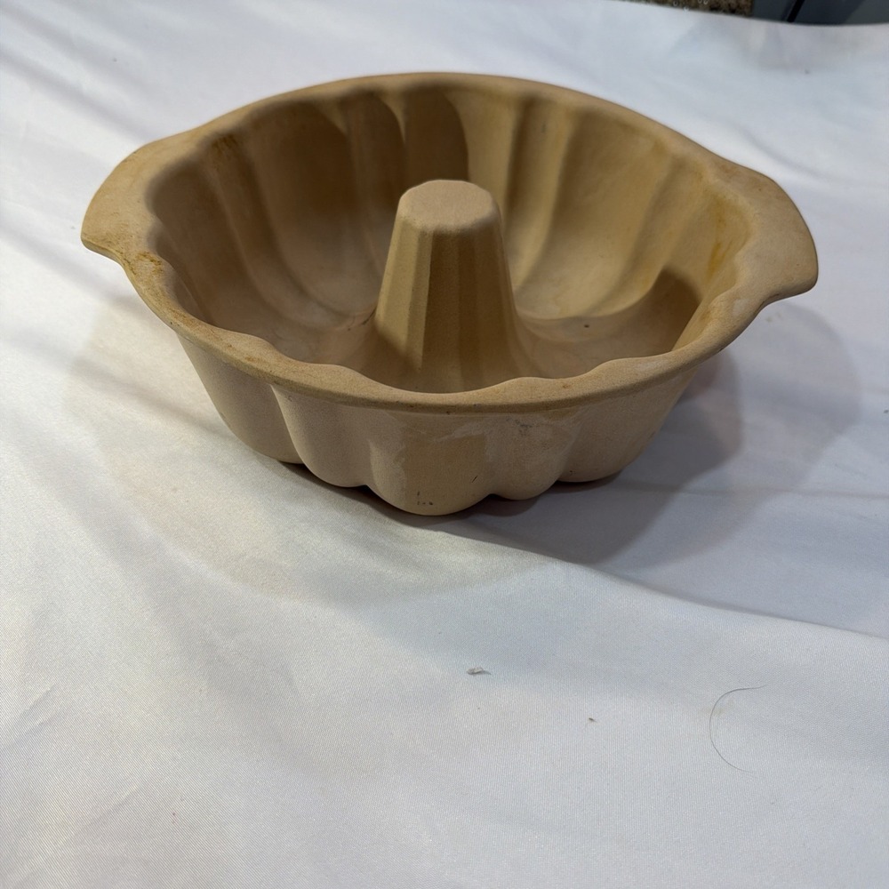 ✅The Pampered Chef Stoneware Fluted bundt cake pan Dessert Baking/Cooking 24